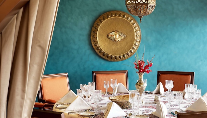 Radisson Blu Hotel, Dubai Deira Creek - Restaurant Shabestan Set Table