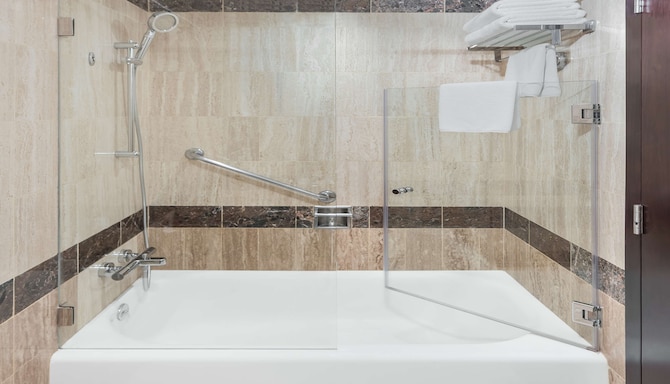 Radisson Blu Hotel, Dubai Deira Creek - Suite bathroom