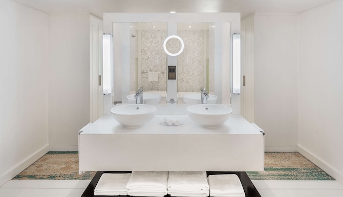 Radisson Blu Hotel, Dubai Deira Creek - Presidential Suite bathroom