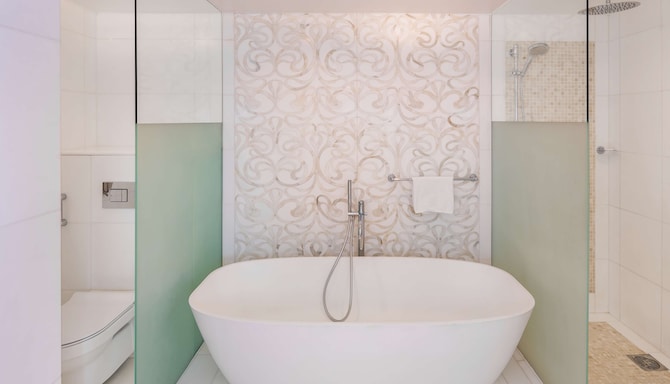 Radisson Blu Hotel, Dubai Deira Creek - Presidential Suite bathroom with bath
