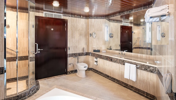Radisson Blu Hotel, Dubai Deira Creek - Junior Suite bathroom