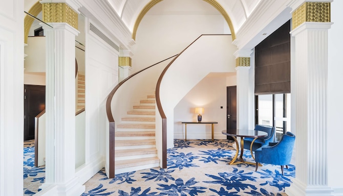 Radisson Blu Hotel, Dubai Deira Creek - Presidential Suite stairs