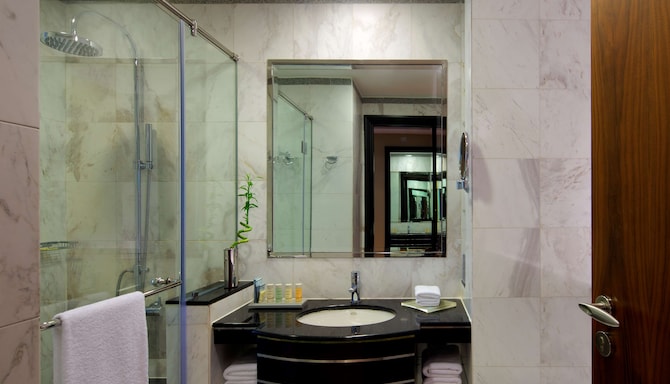 Radisson Blu Hotel, Dubai Media City - Standard Room Bathroom