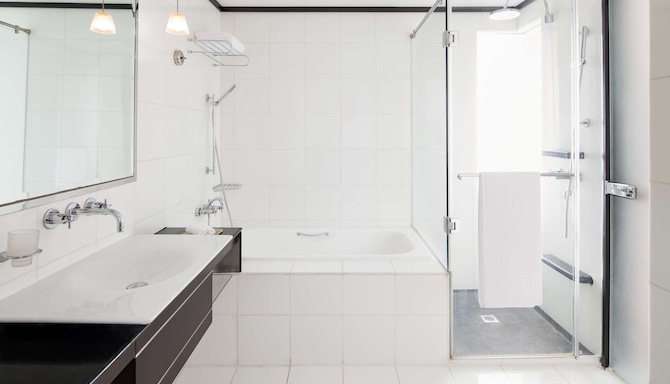 Radisson Blu Hotel, Dubai Media City - Bathroom