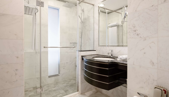 Radisson Blu Hotel, Dubai Media City - Bathroom