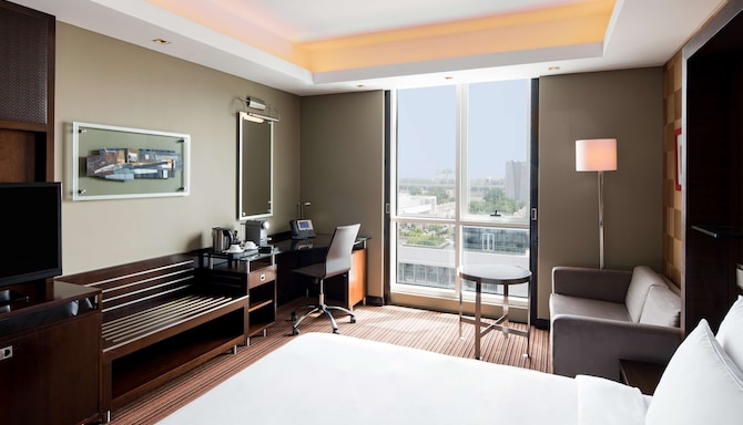 Radisson Blu Hotel, Dubai Media City - Executive Room with Lounge Access