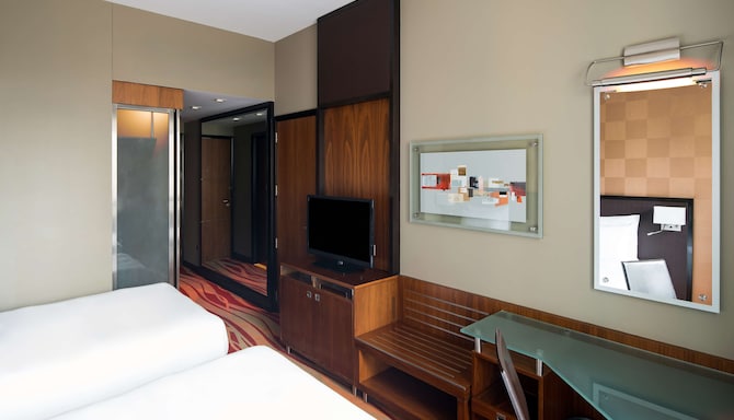 Radisson Blu Hotel, Dubai Media City - Superior Room - Twin beds