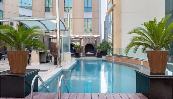 Radisson Blu Hotel, Dubai Media City - Outdoor pool