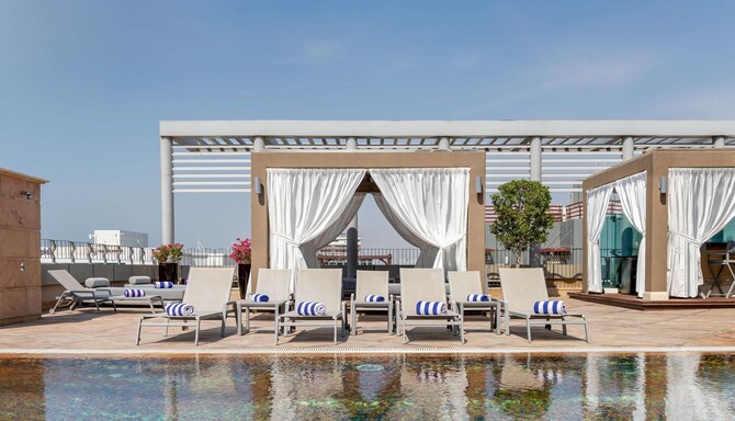 Radisson Blu Hotel, Dubai Media City - Dusk terrace rooftop pool
