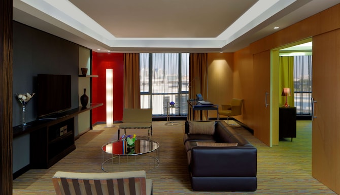 Radisson Blu Hotel, Dubai Media City - Suite Living Area