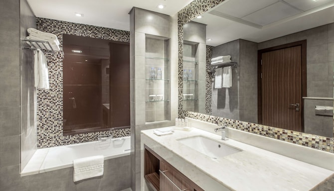 Radisson Blu Hotel, Dubai Waterfront - Guest room bathroom