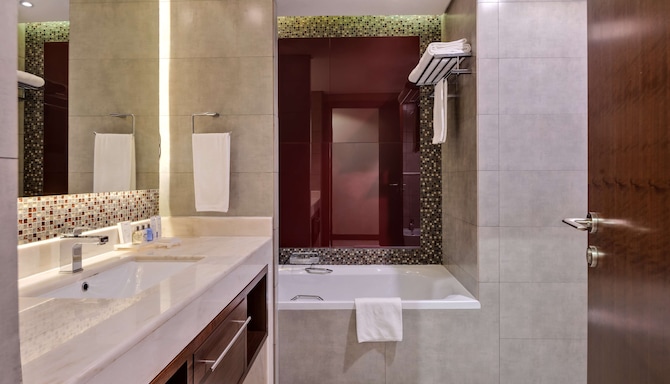 Radisson Blu Hotel, Dubai Waterfront - Guest room bathroom