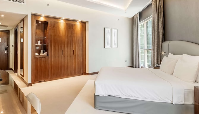 Radisson Blu Hotel, Dubai Waterfront - Standard Room - Downtown View