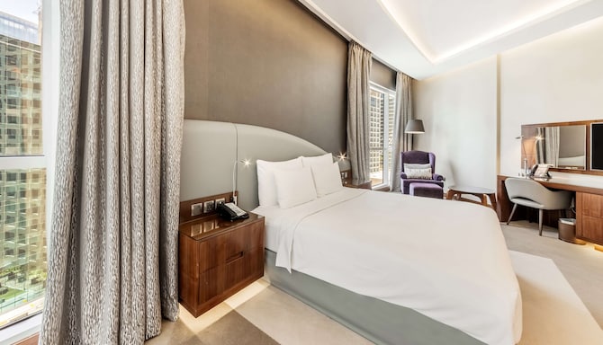Radisson Blu Hotel, Dubai Waterfront - Standard Room - Downtown View
