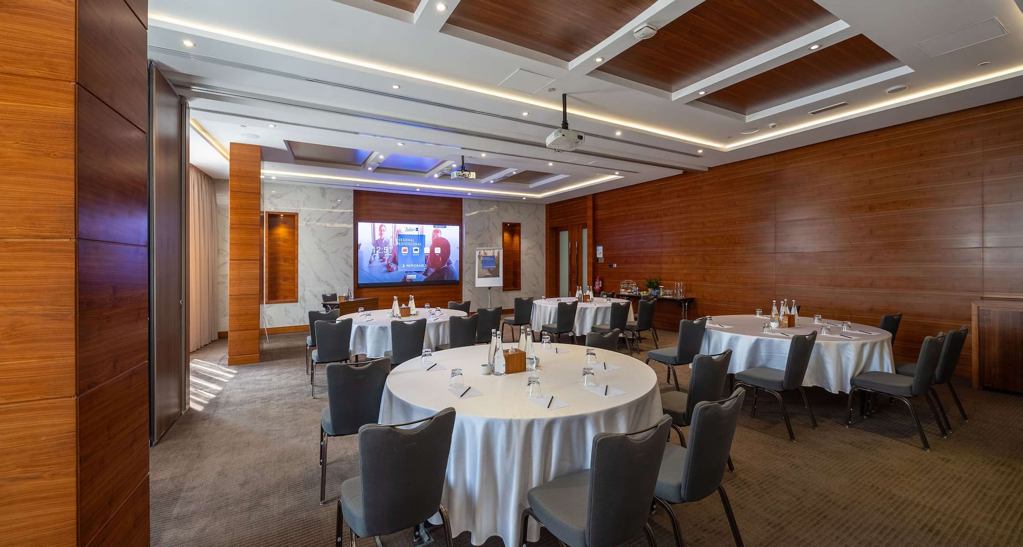 Radisson Blu Hotel, Dubai Waterfront - Agua Meeting Room