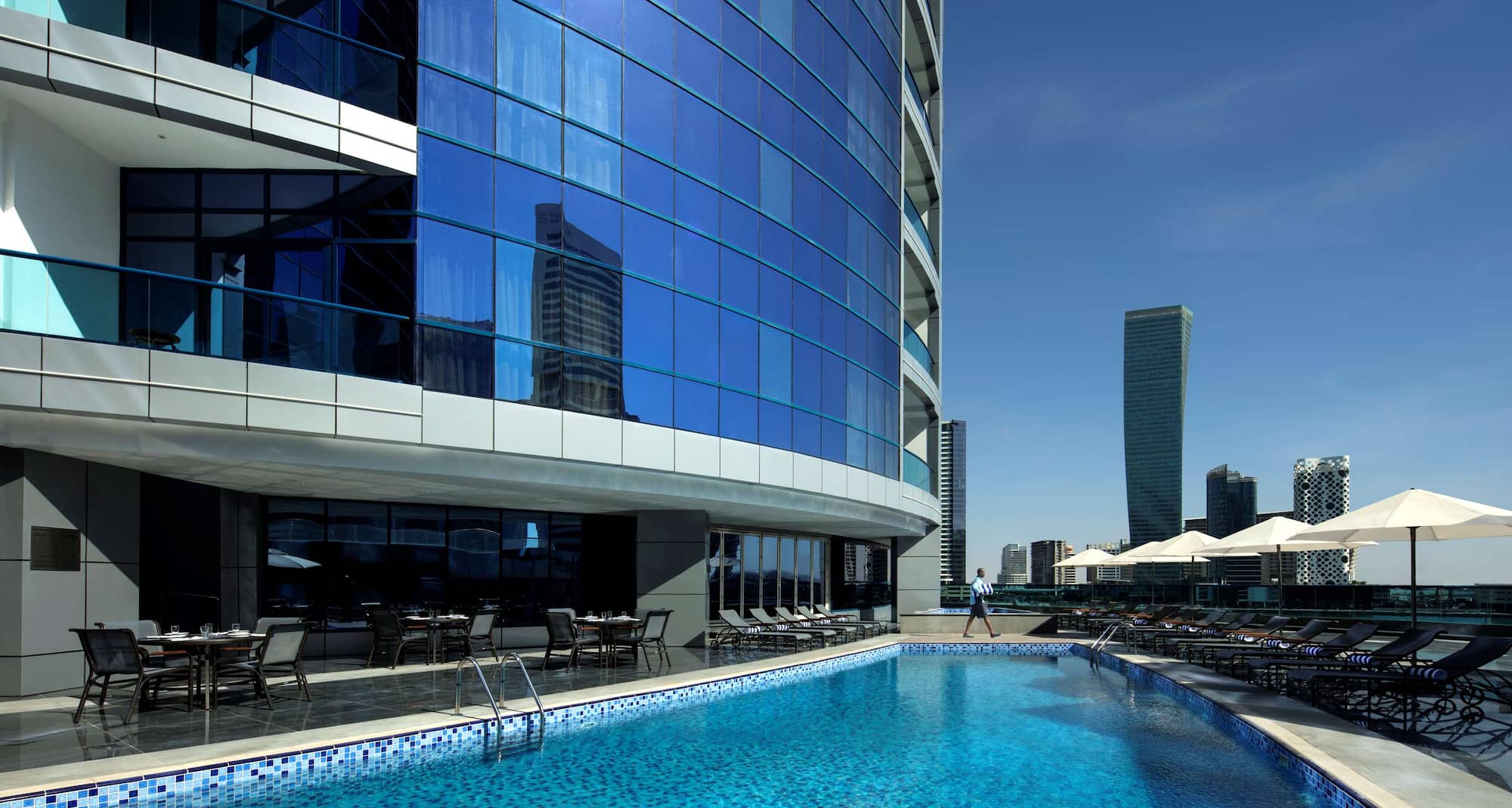 Radisson Blu Hotel, Dubai Waterfront - Outdoor Pool