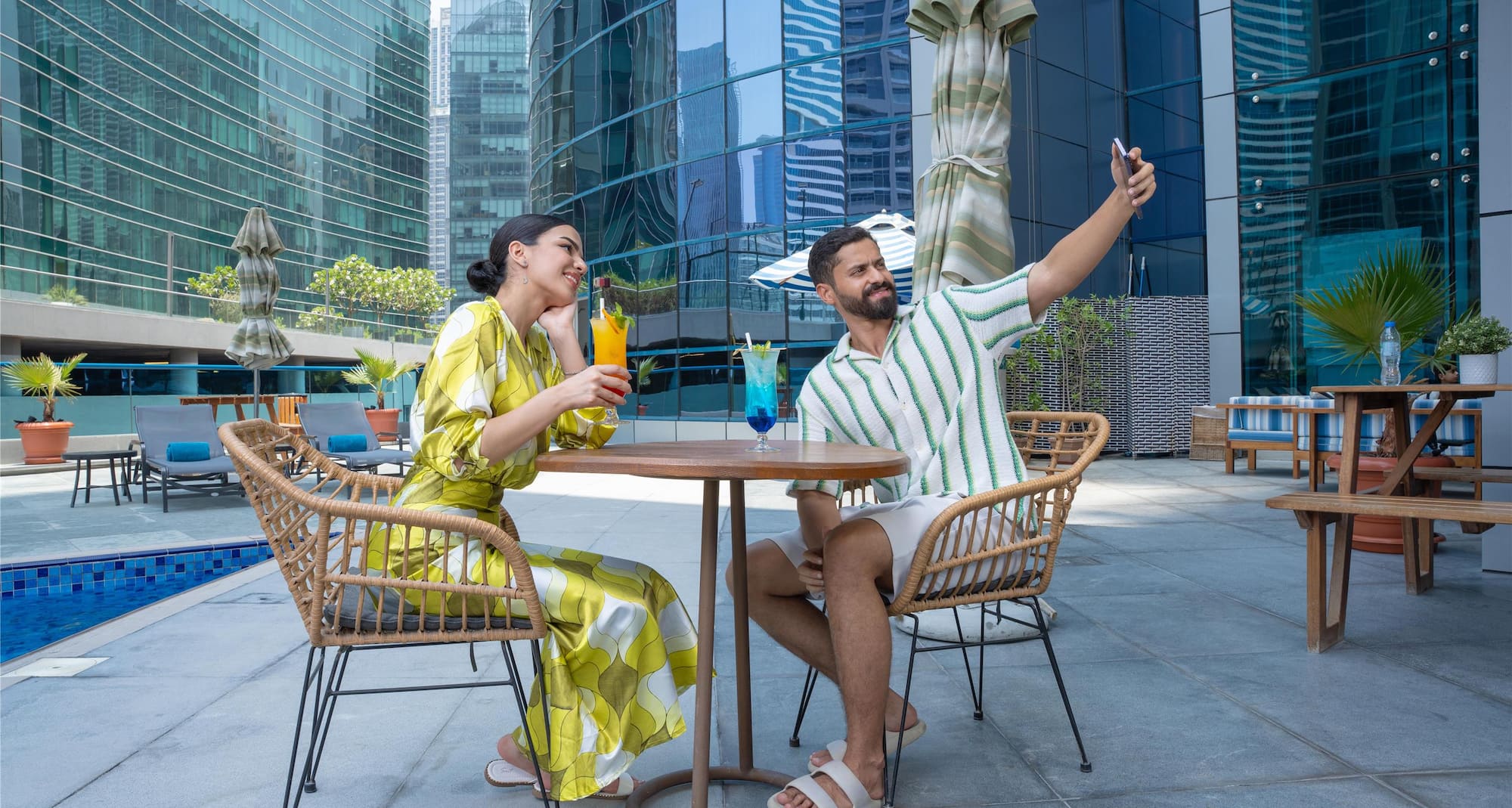 Radisson Blu Hotel, Dubai Waterfront - Pool Bar