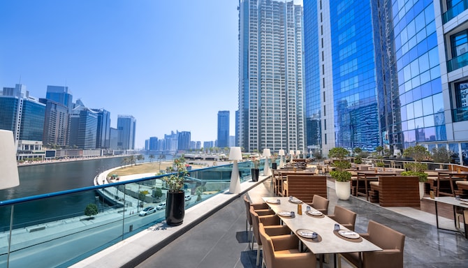 Radisson Blu Hotel, Dubai Waterfront - FireLake Terrace
