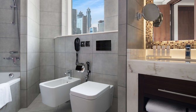 Radisson Blu Hotel, Dubai Waterfront - Junior Suite bathroom