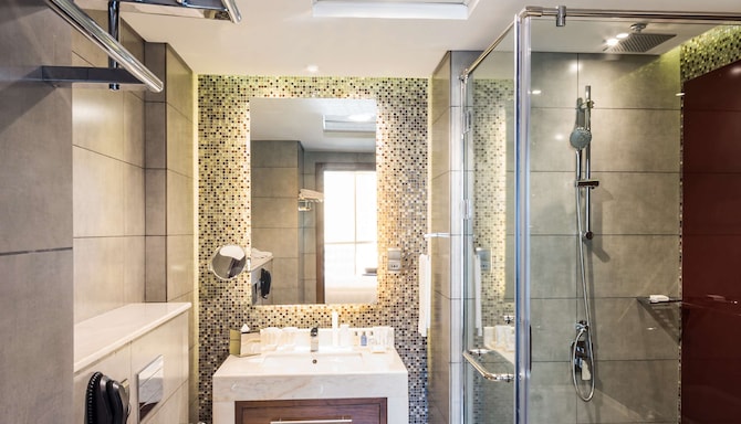 Radisson Blu Hotel, Dubai Waterfront - Suite bathroom