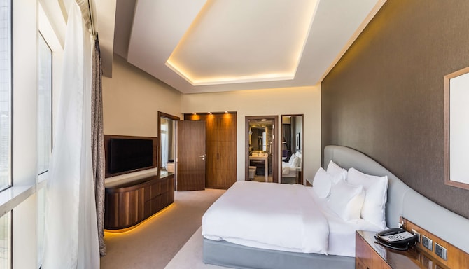 Radisson Blu Hotel, Dubai Waterfront - Suite with Lounge Access