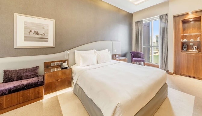 Radisson Blu Hotel, Dubai Waterfront - Suite - Downtown View
