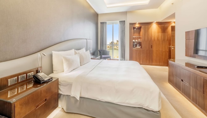 Radisson Blu Hotel, Dubai Waterfront - Suite - Downtown View