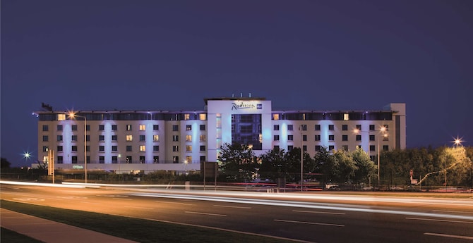 Radisson Blu Hotel, Dublin Airport - Exterior Hotel View Night