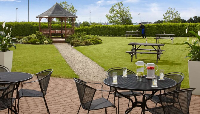 Radisson Blu Hotel, Dublin Airport - Killarney Meeting Room garden area