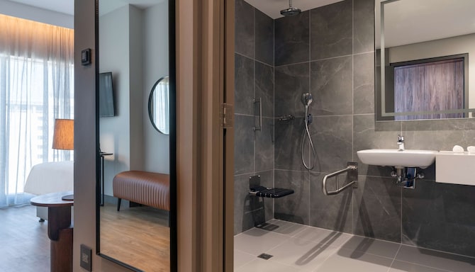 Radisson Blu Hotel, Durban Umhlanga - Standard Room with accessible twin beds