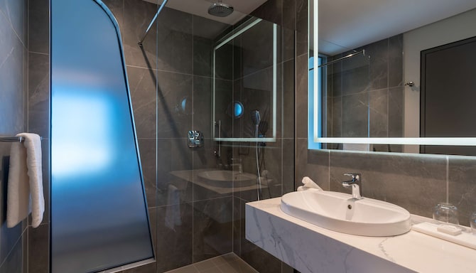 Radisson Blu Hotel, Durban Umhlanga - Standard Room - Bathroom