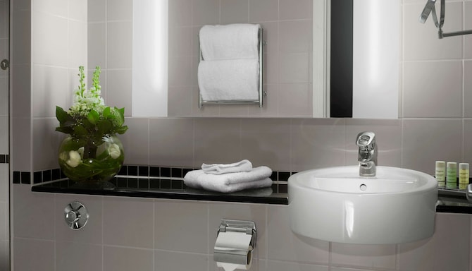 Radisson Blu Hotel, Durham - Guest room bathroom