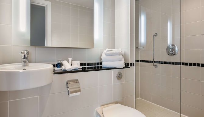 Radisson Blu Hotel, Durham - Guest room bathroom