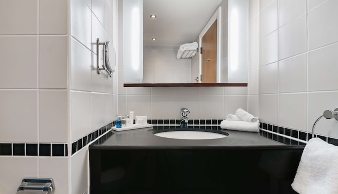 Radisson Blu Hotel, Durham - Guest room bathroom