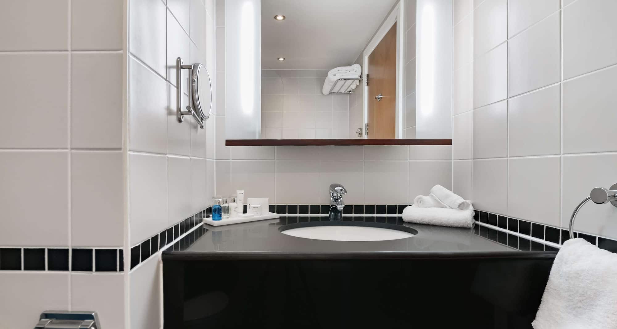 Radisson Blu Hotel, Durham - Guest room bathroom