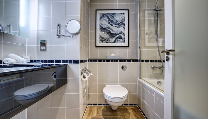 Radisson Blu Hotel, Durham - Premium and Superior Bathroom