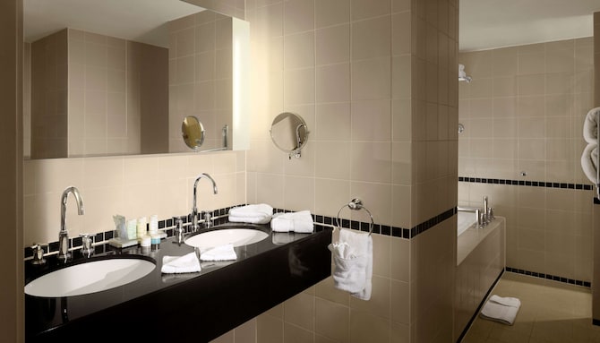 Radisson Blu Hotel, Durham - Presidential Suite bathroom