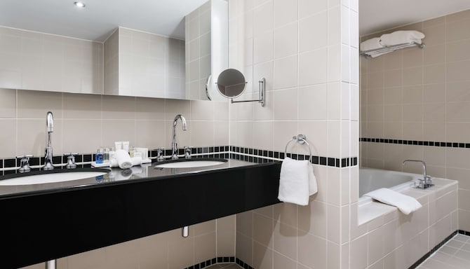 Radisson Blu Hotel, Durham - Suite bathroom