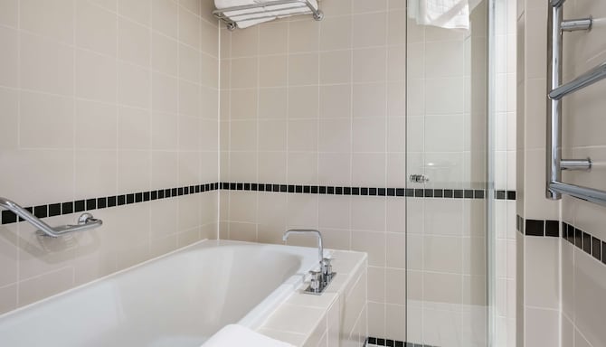 Radisson Blu Hotel, Durham - Suite bathroom