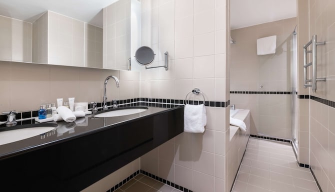 Radisson Blu Hotel, Durham - Suite bathroom