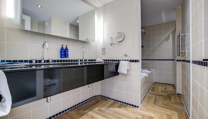 Radisson Blu Hotel, Durham - Presidential bathroom