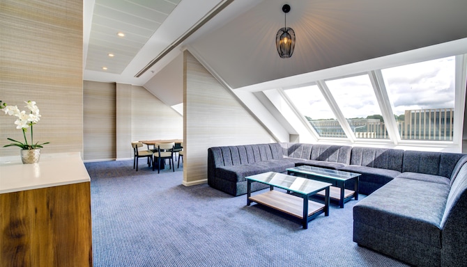Radisson Blu Hotel, Durham - Presidential Suite lounge