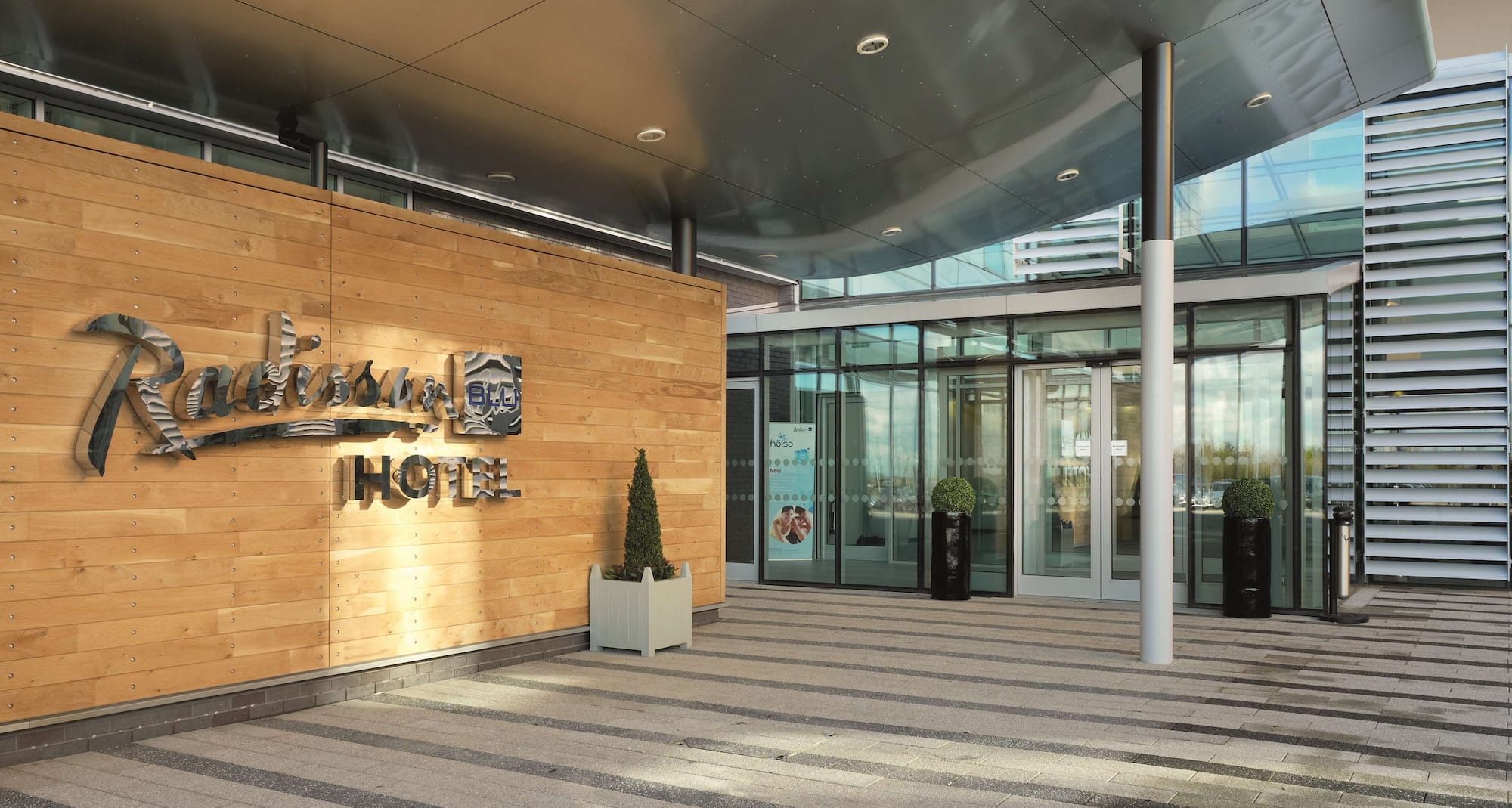 Radisson Blu Hotel, East Midlands Airport - Hotel entrance