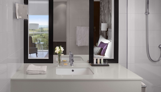 Radisson Blu Hotel, East Midlands Airport - Bathroom
