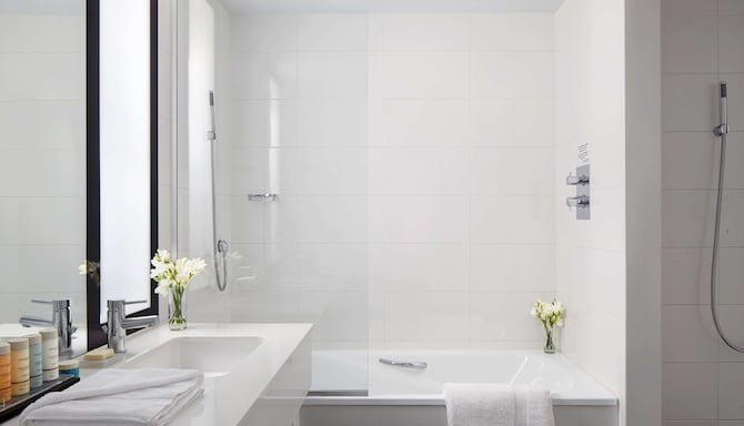 Radisson Blu Hotel, East Midlands Airport - Bathroom