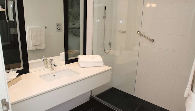 Radisson Blu Hotel, East Midlands Airport - Guest bathroom