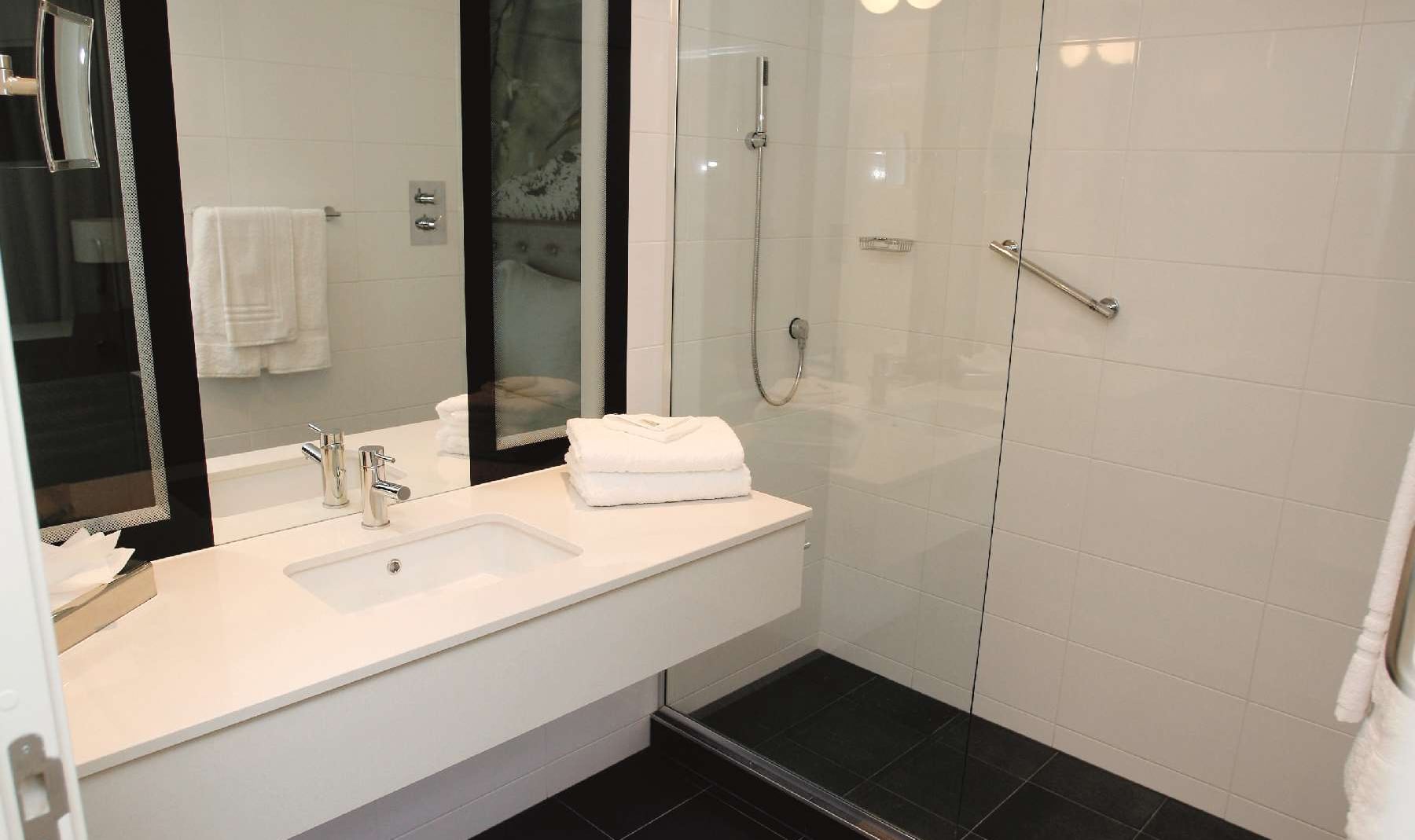 Radisson Blu Hotel, East Midlands Airport - Guest bathroom