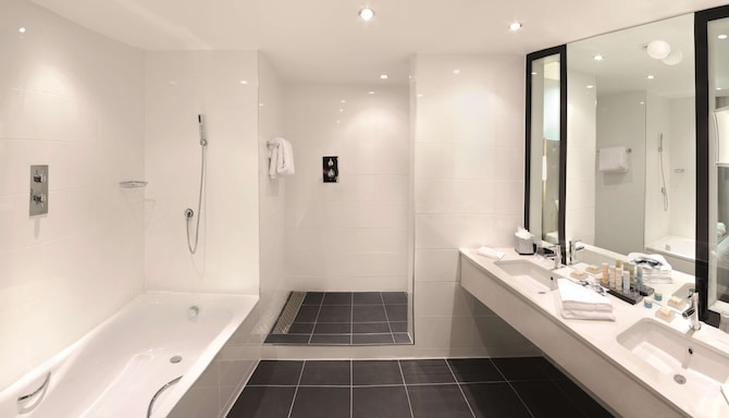 Radisson Blu Hotel, East Midlands Airport - Presidential Suite bathroom