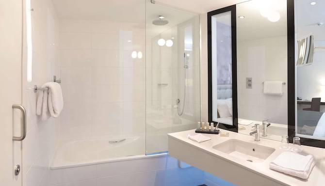 Radisson Blu Hotel, East Midlands Airport - Suite bathroom