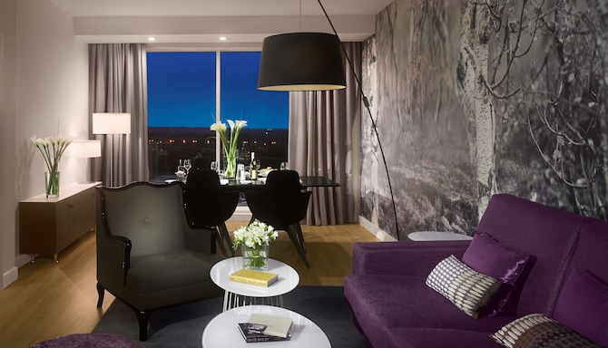 Radisson Blu Hotel, East Midlands Airport - Presidential Suite living room